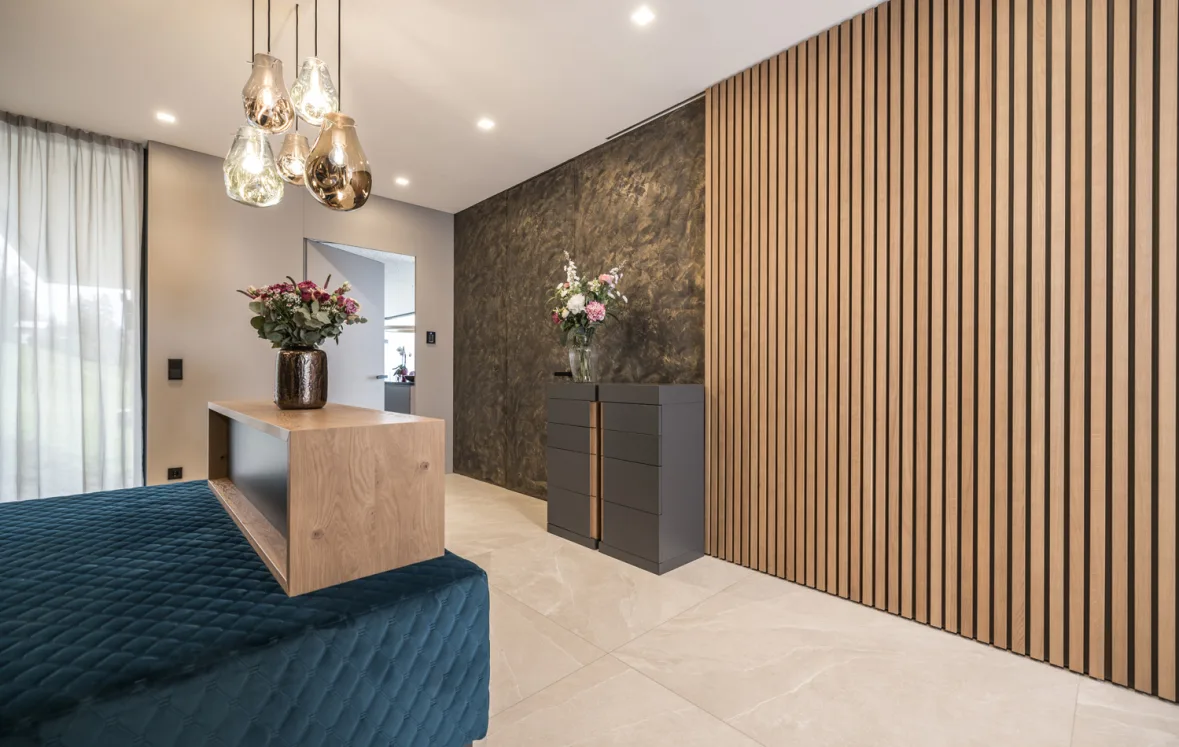 Holzverkleidung an Wand