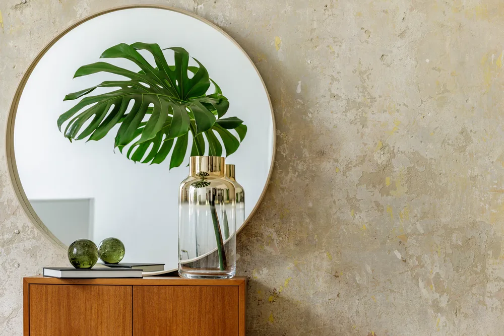 IBOD Innenarchitektur, Wandspiegel mit Plfanze auf einer Kommode, Wandgestaltung